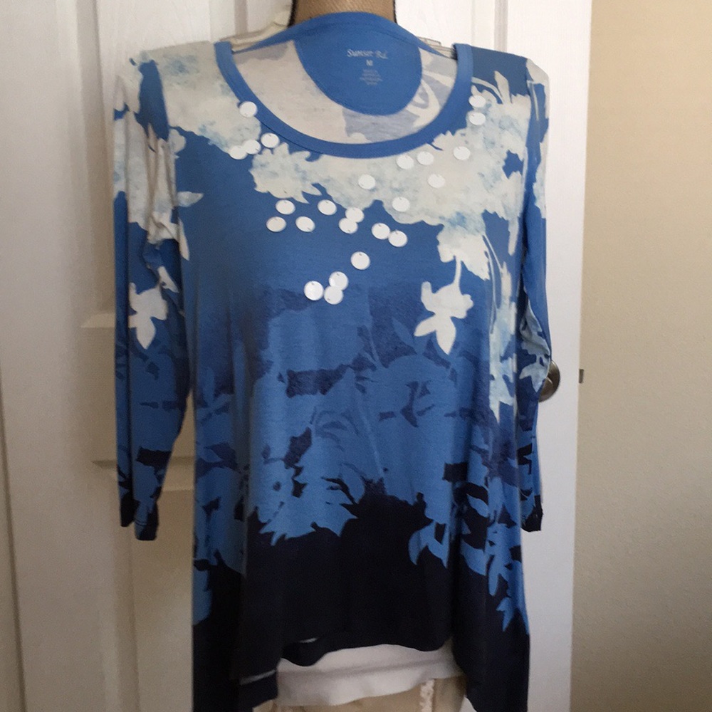 Cute top blue multicolors, decorated front.